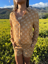 Load image into Gallery viewer, Oihana Oversized Button Up Top- Honey

